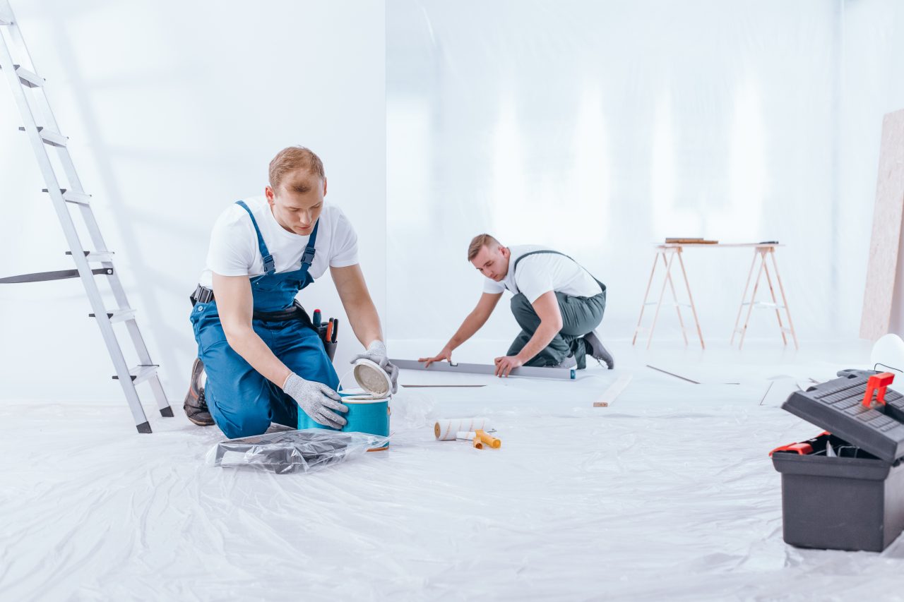 painter-during-interior-finishing-work-e1698227379224.jpg